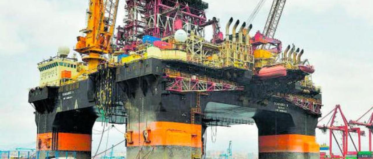 La plataforma &#039;Scarabeo 9&#039;, atracada ayer en las instalaciones de Hidramar en muelle Reina Sofía.