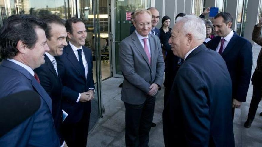 García-Margallo, a su llegada a la OAMI, saludando a José Císcar, Toño Peral y Carlos Castillo, junto a Antonio Campinos, Manuel Palomar y César Sánchez.