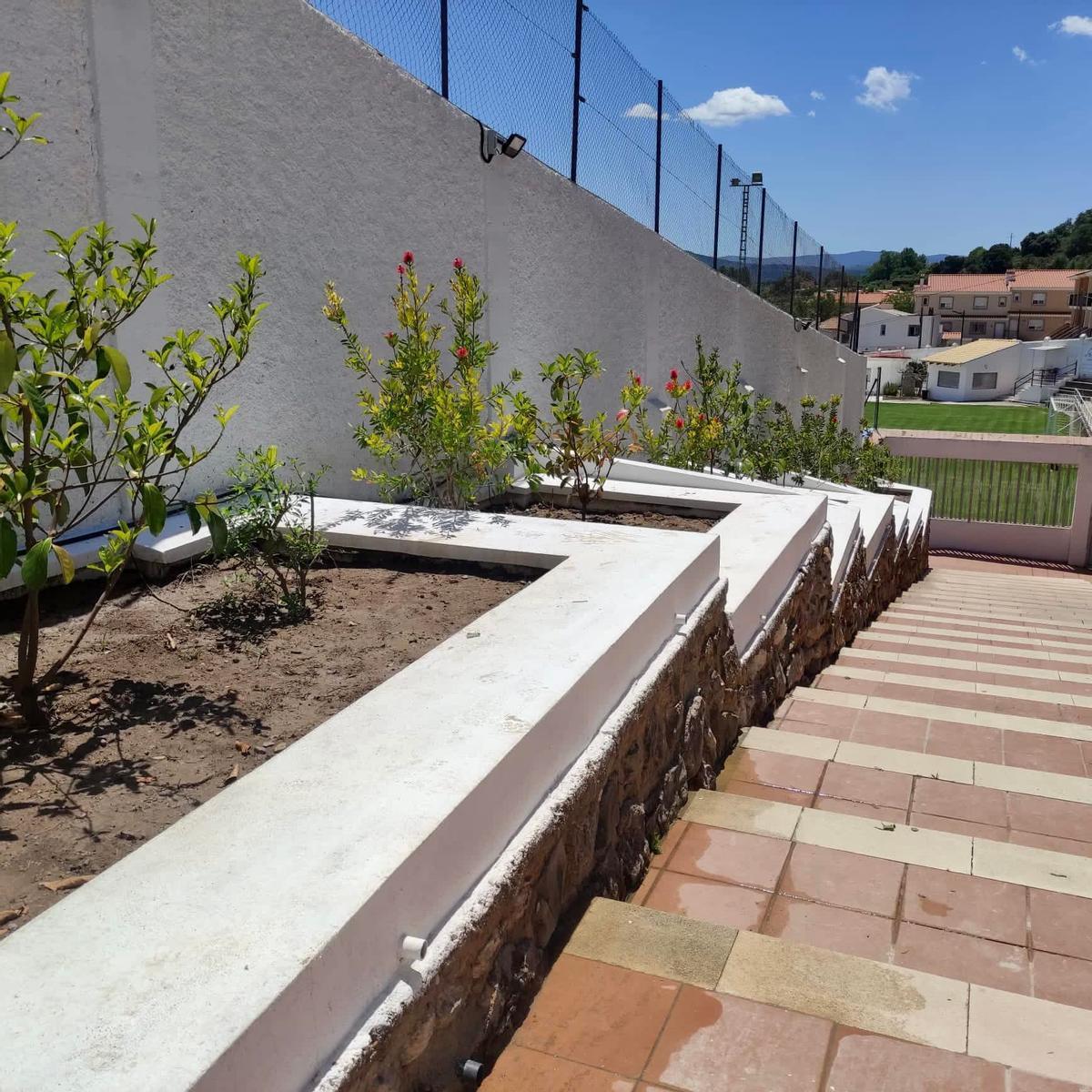 Detalle de las nuevas jardineras del frontón.