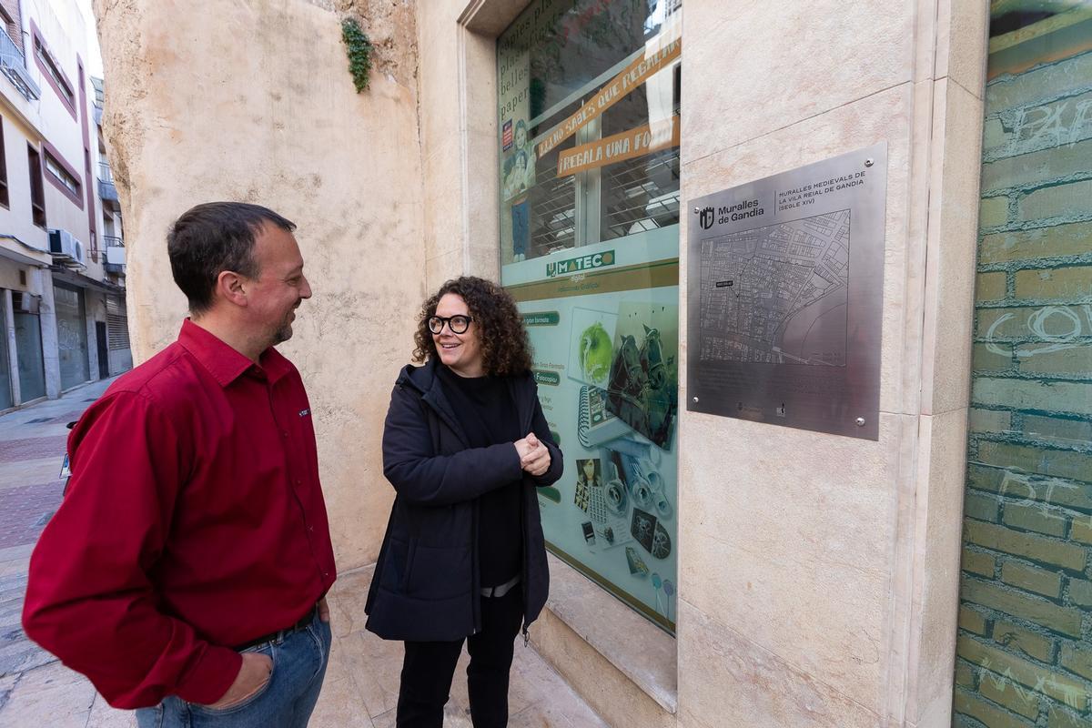 La regidora i el responsable de Mateco al costat de la nova placa