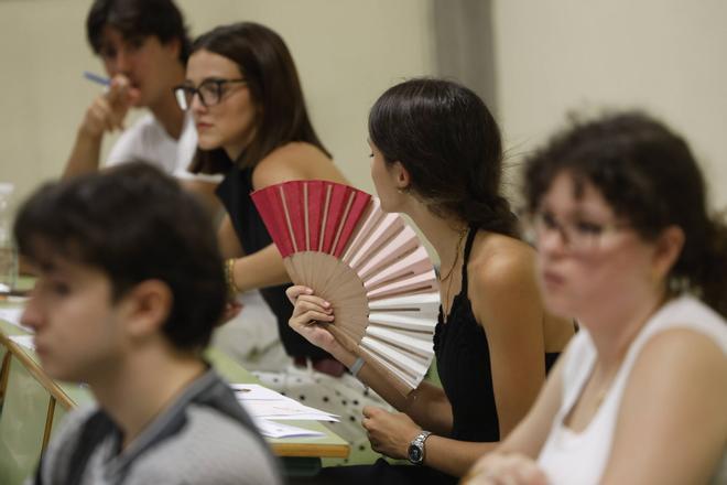 EN IMÁGENES: La convocatoria extraordinaria de la PAU en Asturias se celebró en plena de ola de calor