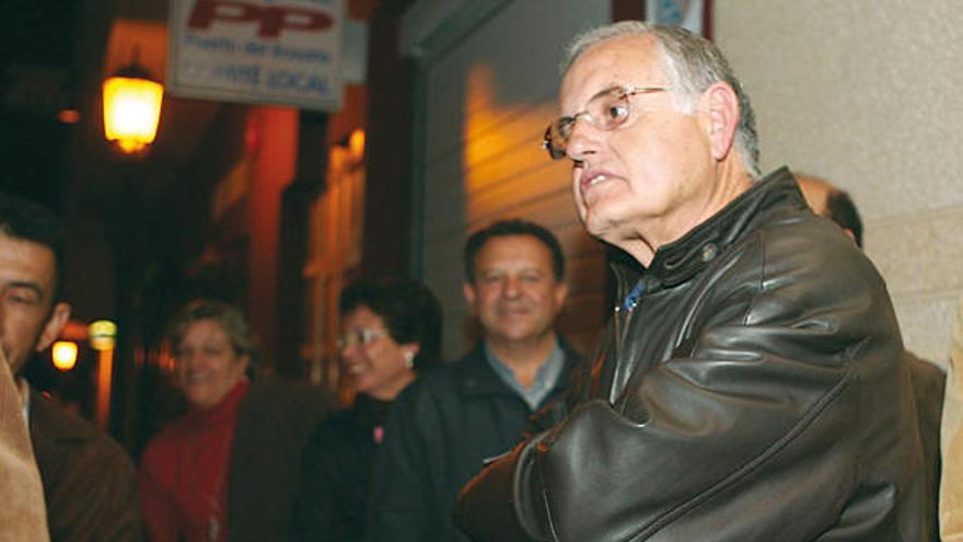 González Arroyo, a la puerta de una de las sedes del PP majorero, junto a varios afiliados.