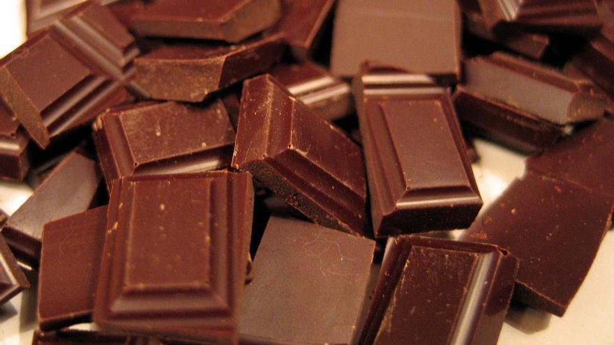 Alerta alimentaria por frutos secos en chocolate negro procedente de España