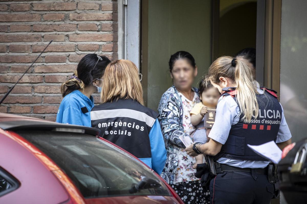 Los técnicos del CUESB asisten a un local ocupado por una familia con hijos en el barrio del Besos mientras los Mossos inician su desalojo.