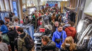 Primer día de rebajas después de Reyes con los centros comerciales a rebosar