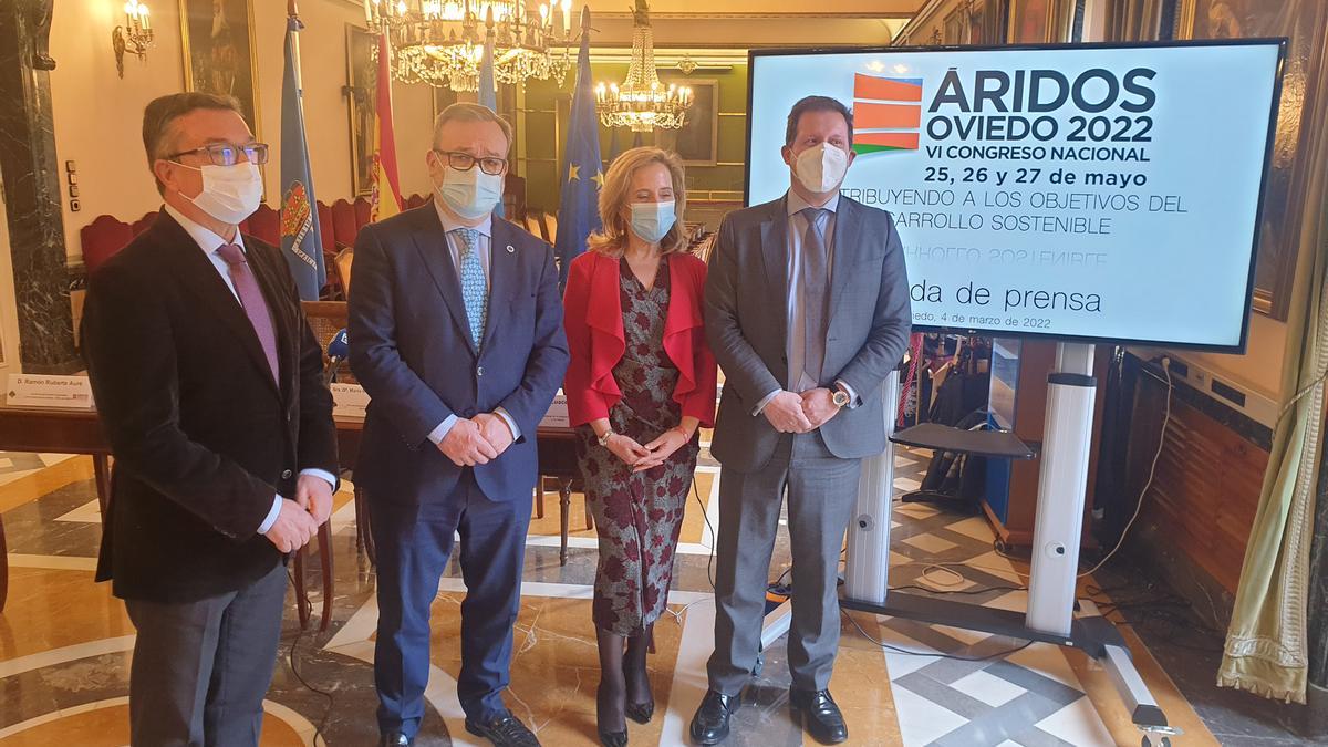 Por la izquierda, Ramón Ruberte, Alfredo García Quintana, Belarmina Díaz y César Luaces, antes de la presentación del congreso.