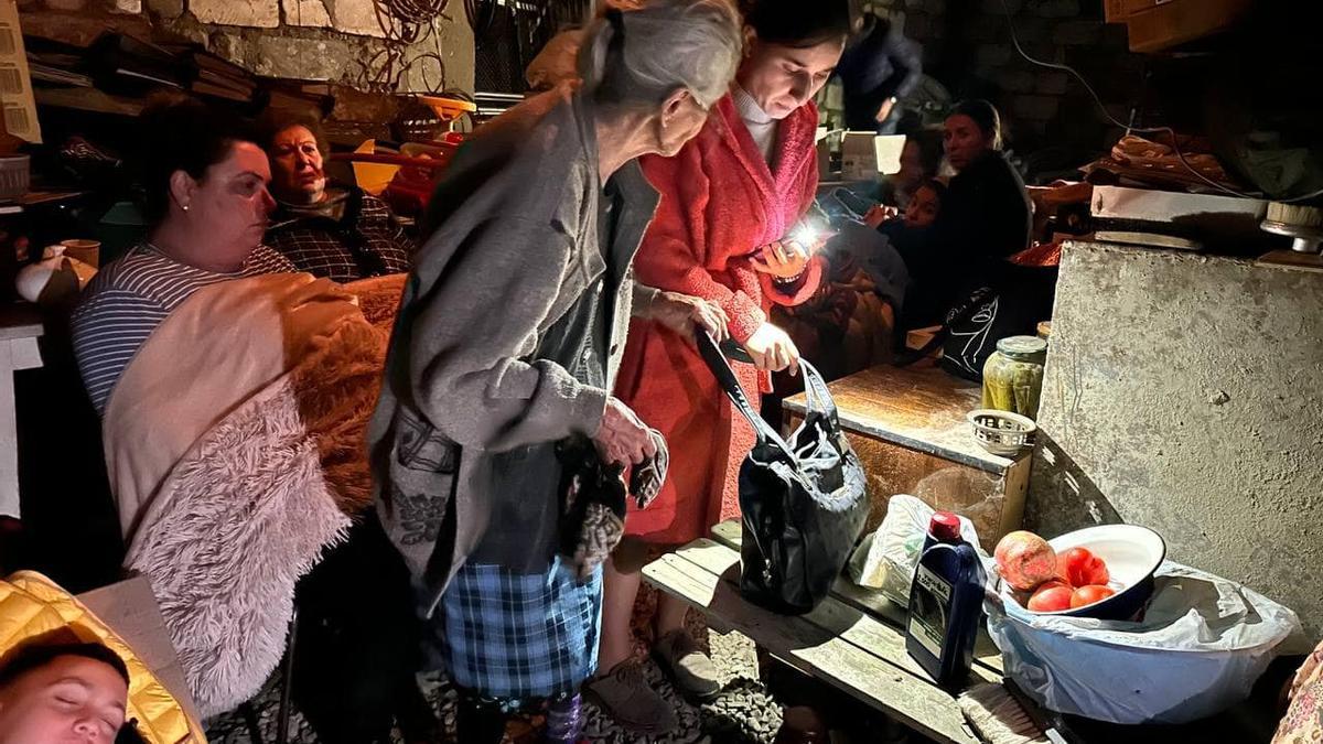 Varias personas se ponen a cubierto en un refugio en Stepanakerrt para protegerse de los bombardeos de Azerbaiyán.