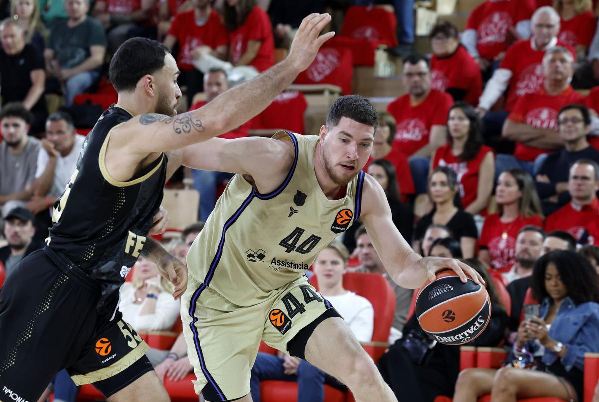 Joel Parra intenta salvar la oposición de Mike James en un ataque del Barça.