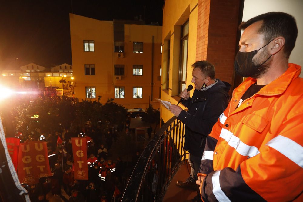 Los trabajadores de Pilkington se manifiestan, acompañados por miles de vecinos en el Port de Sagunt.