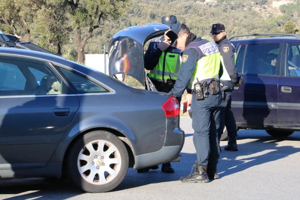 Agents de la policia espanyola durant el control que han establert a l'accés a l'autopista a La Jonquera el 29 de gener