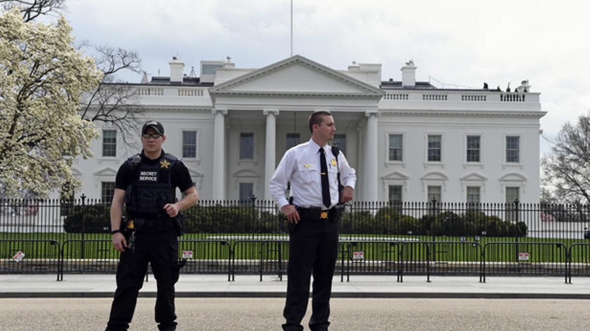 Miembros del servicio secreto vigilando la Casa Blanca durante el apagón.