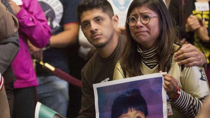 Un &quot;soñador&quot; de Arkansas y una &quot;soñadora&quot; de Florida, en un acto de protesta junto al Capitolio. // Efe