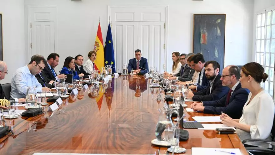 Pedro S芍nchez: "No descartamos ninguna hip車tesis, pero debemos centrarnos en devolver la electricidad a los hogares"
