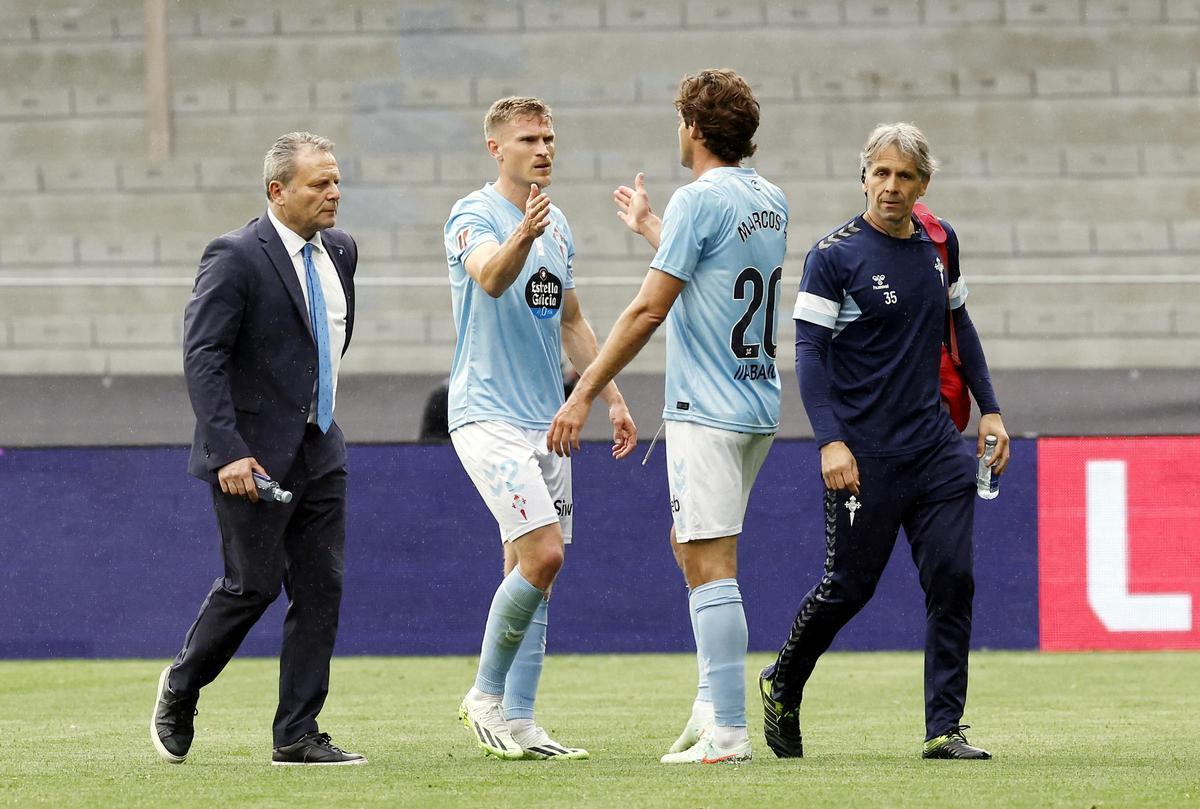 Starfelt se retira del campo junto al doctor Cota y el fisioterapeuta Ernesto Vieito, despidiéndose de Marcos Alonso