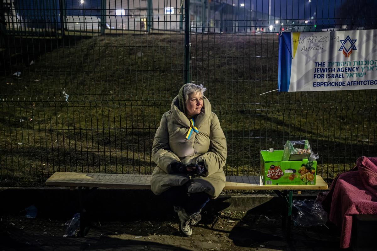 Una refugiada ucraniana descansa en un banco cerca del paso fronterizo de Medyka, en Polonia.