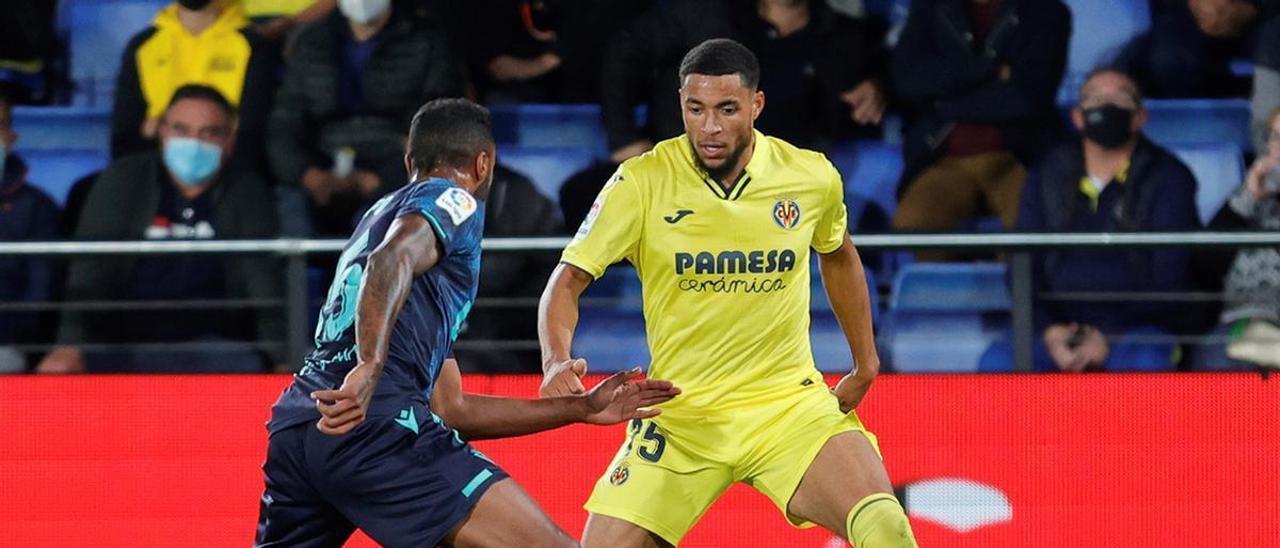 Danjuma controla el esférico en el Villarreal-Cádiz.