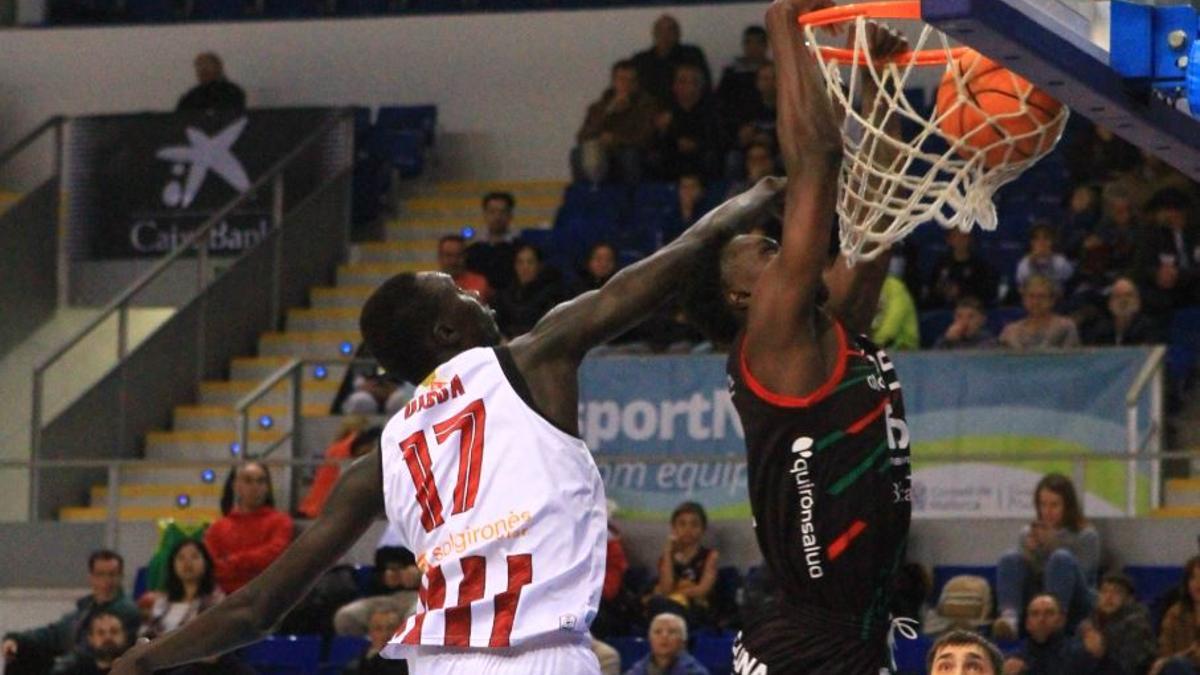 Sidney Correia realiza un gran mate en el partido ante el Sol Gironés.