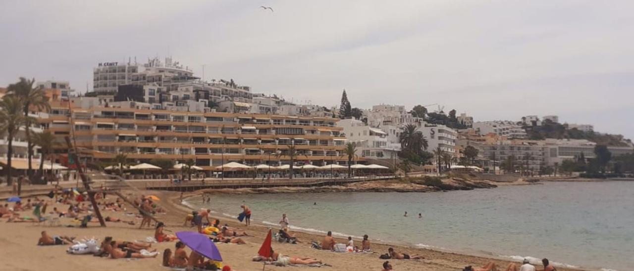 Un sector de la playa de ses Figueretes, todavía sin hamacas ni sombrillas.