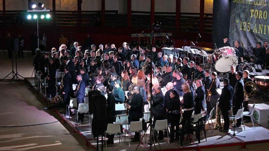 Músicos y antiguos componentes de La Lira saludan al público al finalizar el concierto. Foto