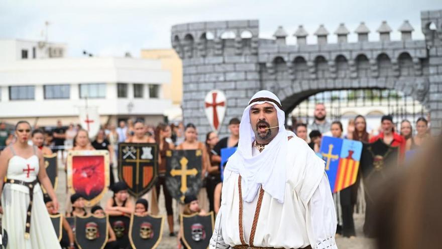 Los Moros y Cristianos de Santa Pola estrenan las Fiestas con un Asalto Moro más vistoso