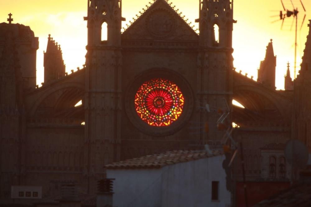 Frühaufsteher auf Mallorca sind am Samstagmorgen (23.12.) belohnt worden: An der Kathedrale von Palma de Mallorca war ein besonderes Lichtspektakel zu bewundern. Rund 500 Besucher bestaunten, wie die aufgehende Sonne zur Wintersonnenwende direkt durch die beiden Rosetten schien und die Kathedrale scheinbar von innen erstrahlen ließ.