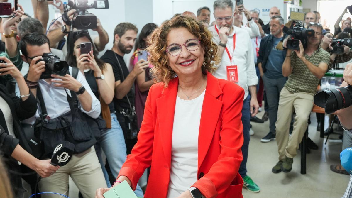 Vídeo | La candidata del PSOE-A, María Jesús Montero, vota en Sevilla