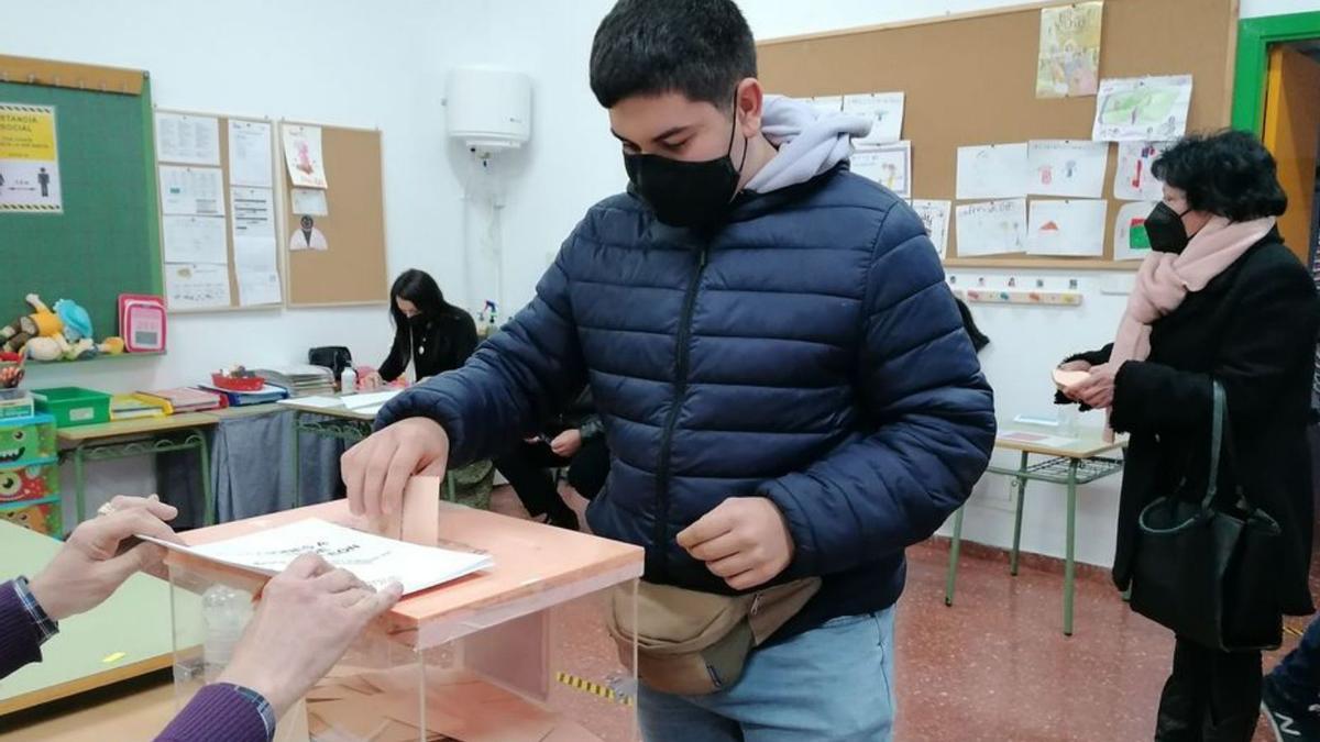 Un joven de Morales de Toro vota por primera vez. | M. J. C.