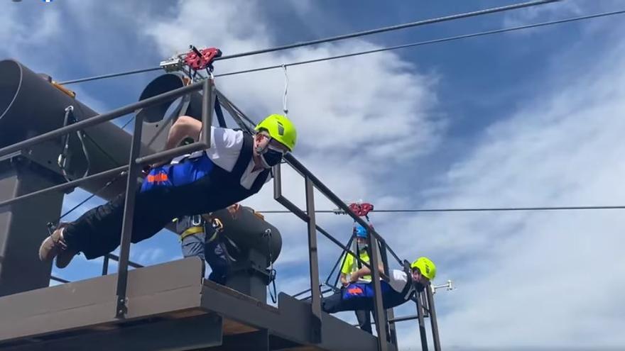 El alcalde de Alhaurín de la Torre se lanza en la tirolina más larga de Andalucía