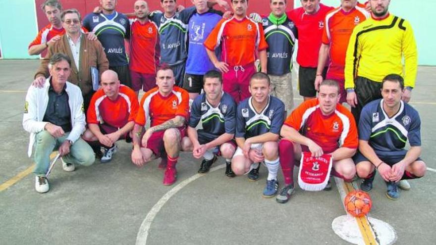 Maxi, el segundo de pie por la izquierda, con dos de los equipos que juegan esta temporada el torneo de la prisión de Villabona. / LNE