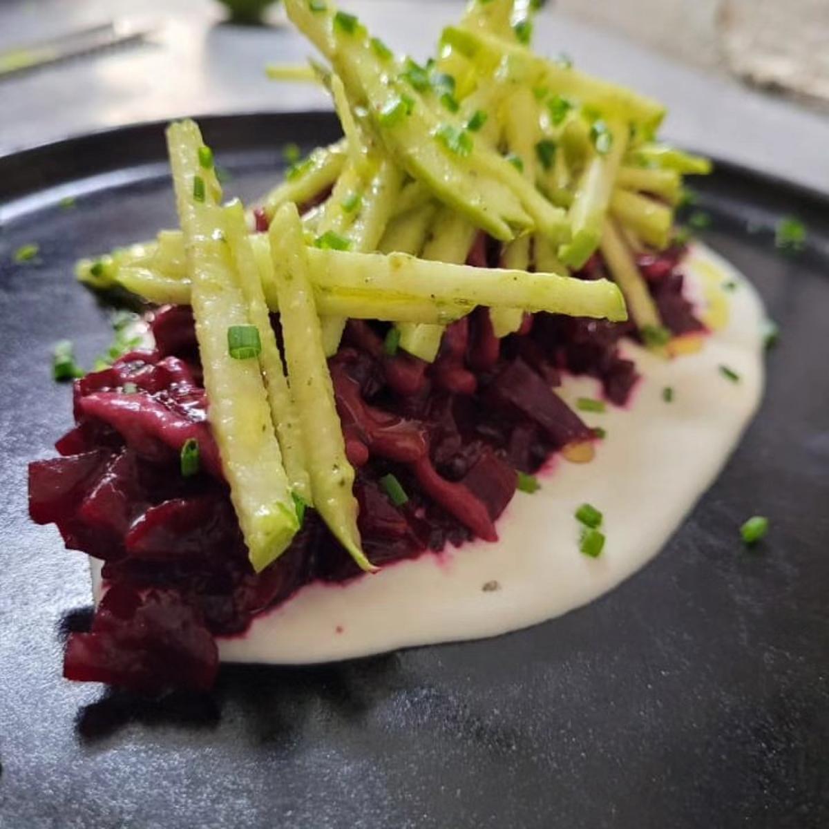 Remolacha con ajo blanco y manzana Granny Smith, uno de los platos de Casa dos Xacobes