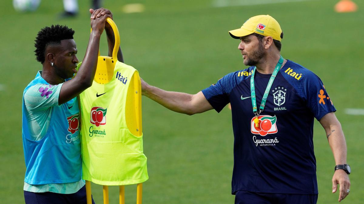 Vinicius y Menezes, el técnico interino de Brasil, durante un entrenamiento en Barcelona.