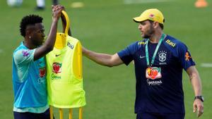 Vinicius y Menezes, el técnico interino de Brasil, durante un entrenamiento en Barcelona.