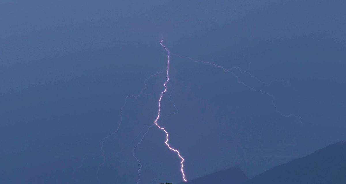 Imagen de archivo de un rayo caído sobre Baleares
