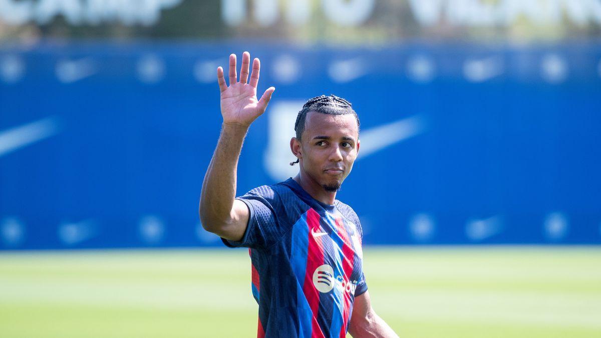 Jules Koundé saluda durante su presentación en la ciudad deportiva azulgrana.