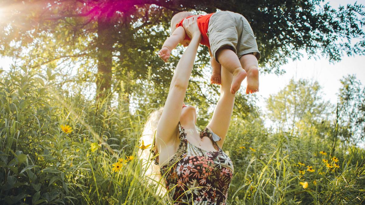 La ayuda de 100 euros a las madres trabajadoras alcanzará en 2023 a todas las progenitoras, estén empleadas o no.