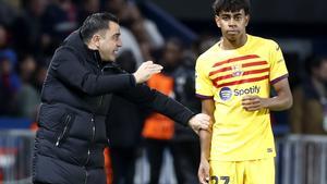 Xavi Hernández y Lamine Yamal, durante el PSG - Barcelona.