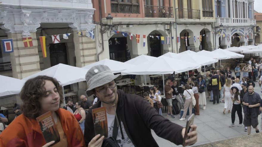 De arriba abajo y de izquierda a derecha, un grupo disfruta de los cócteles temáticos en el hotel Palacio de Avilés; aficionados se fotografían en la campa de San Nicolás,  con colas a su espalda; la conferencia de Shiroki para «cosplayers», y el combinado dedicado a Brandon Sanderson.  | MIKI LÓPEZ