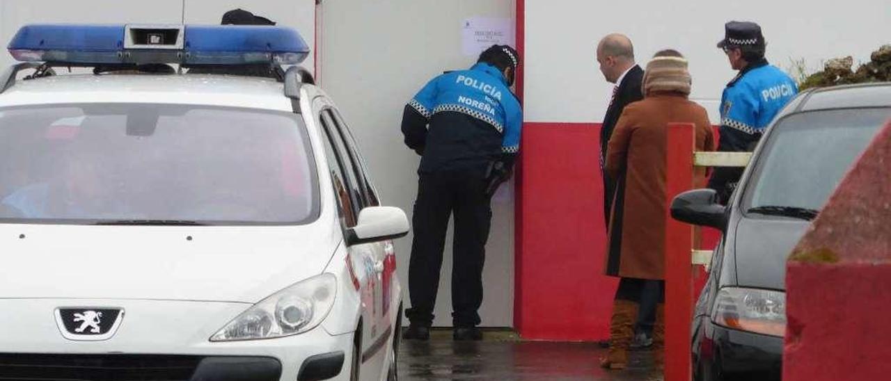 Un agente de la Policía Local precinta la entrada a la sede de los &quot;Ángeles del Infierno&quot;.