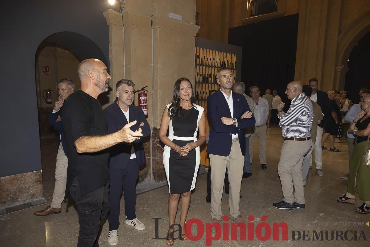 Así es la exposición 'Los Asomados' de Lidó Rico, que llega a Caravaca en su Año Jubilar