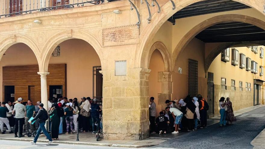 Largas colas en el Ayuntamiento de Lorca tras el inicio del proceso de regularización de inmigrantes
