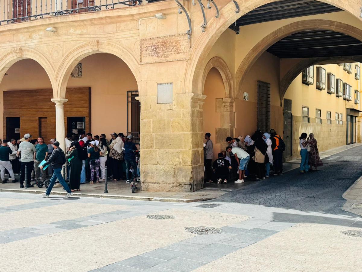 Decenas de personas hacían cola este martes en el Ayuntamiento.