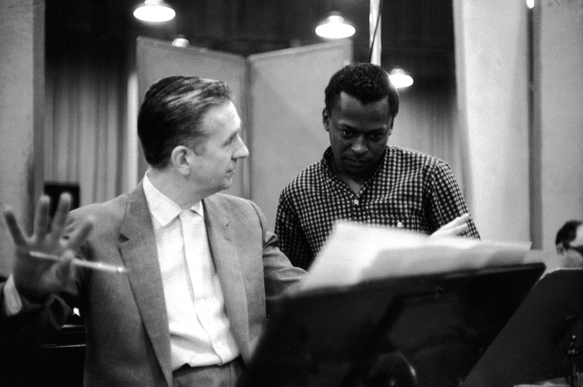 Miles Davis y Gil Evans durante una de las sesiones de grabación del álbum 'Miles Ahead' en los estudios Columbia en 1957.