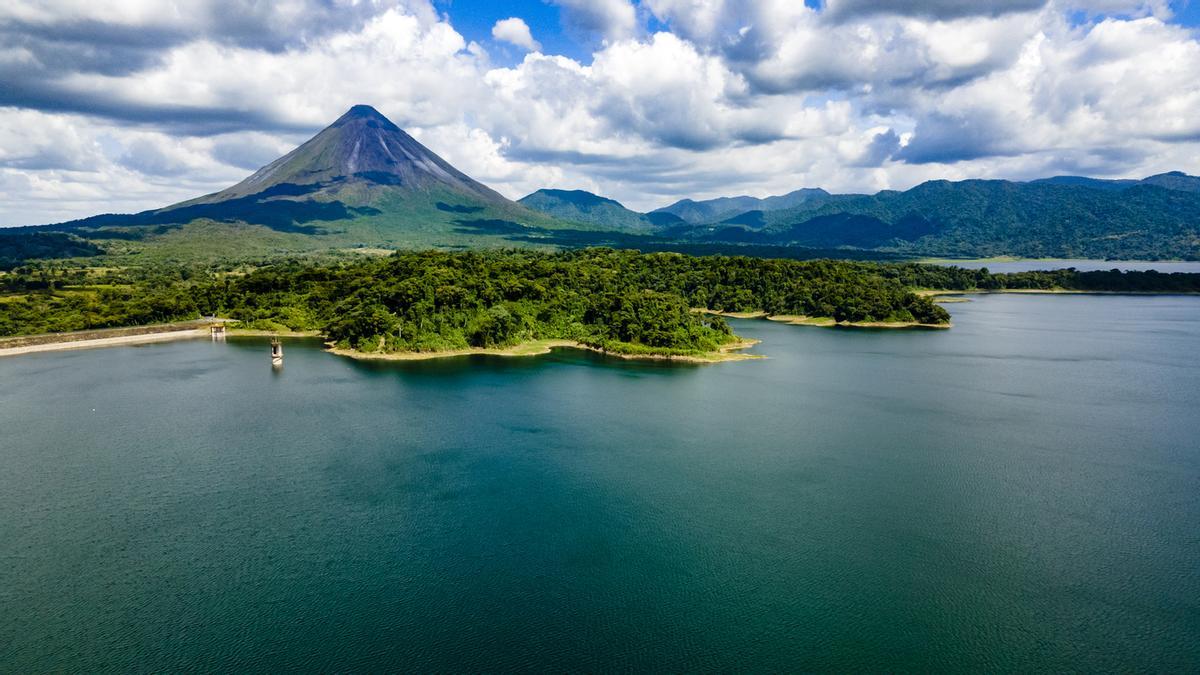 El volcán y lago de Arenal, Costa Rica.
