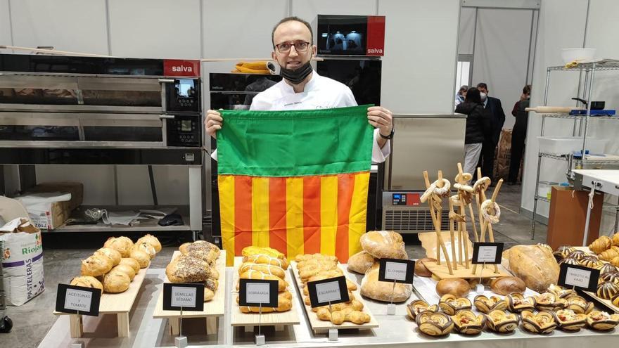 Antonio García, orgulloso con sus creaciones y la bandera de Castelló durante el Campeonato de España de Panadería Artesana