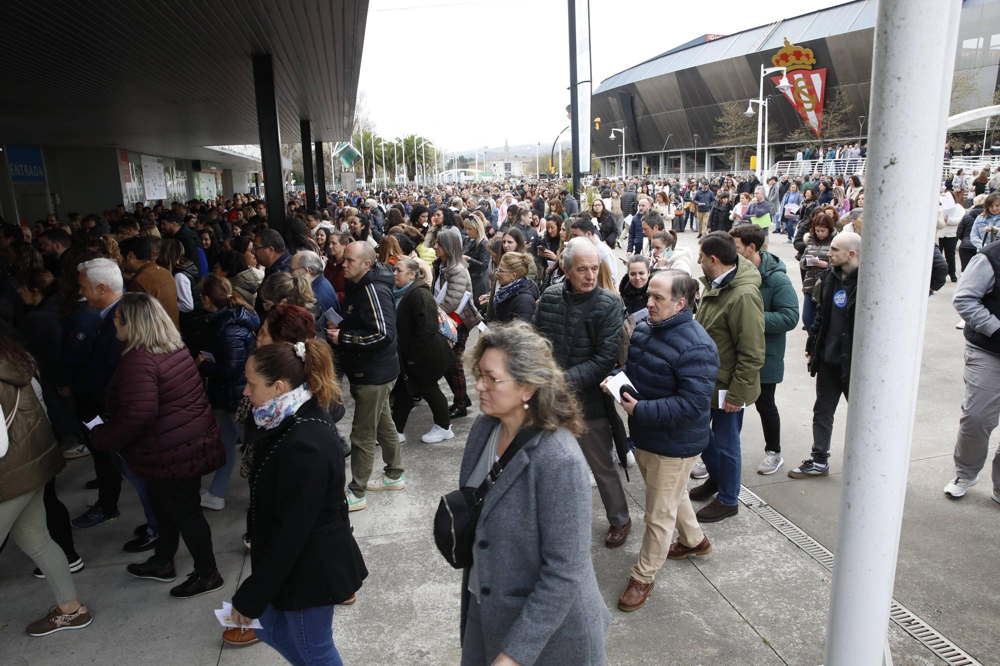 Miles de personas participan en la macrooposición de la sanidad pública asturiana.