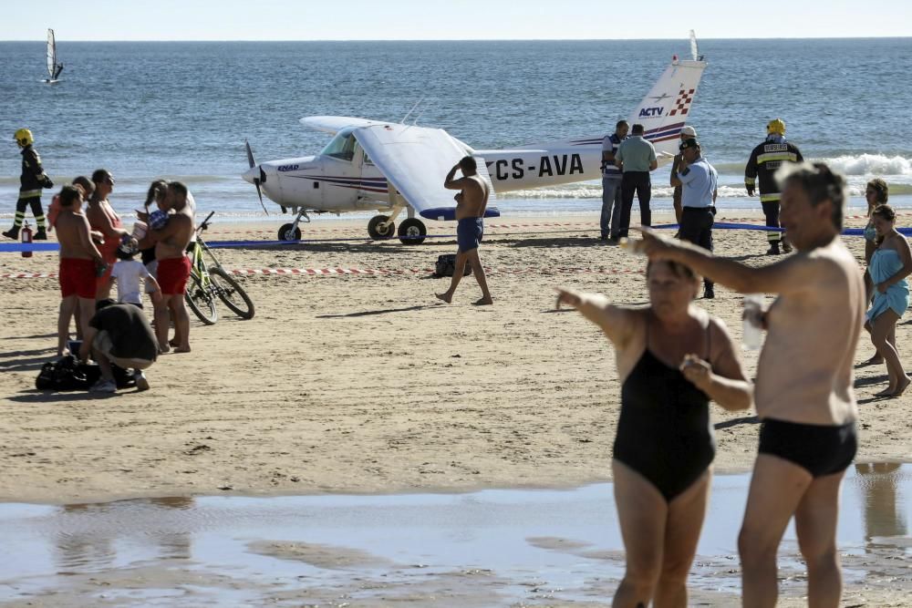 DOS BAÑISTAS MUEREN ARROLLADOS POR UNA AVIONETA ...