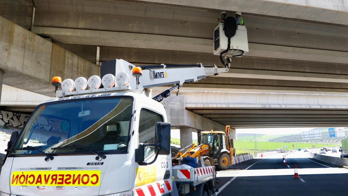 Operarios trabajan en el puente de la variante de Los Visos, en la A-4, que está siendo reformado.