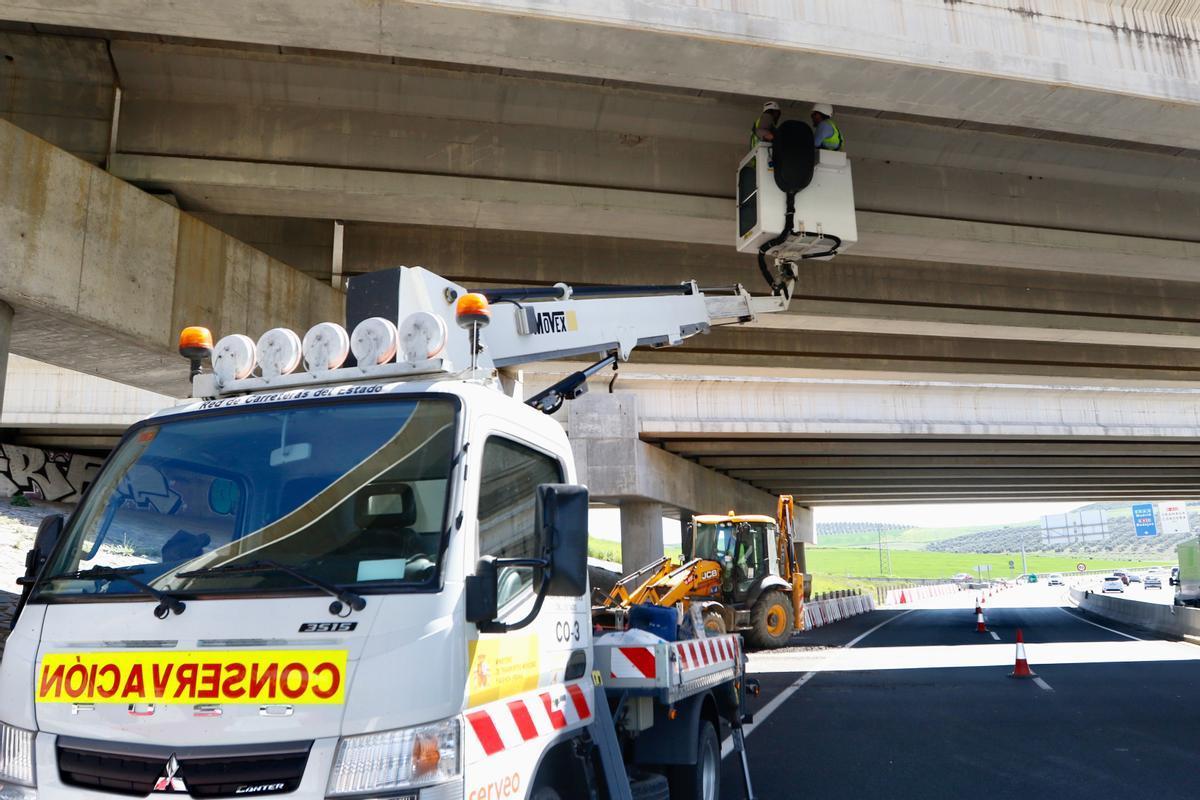 Operarios trabajan en el puente de la variante de Los Visos, en la A-4, que está siendo reformado.