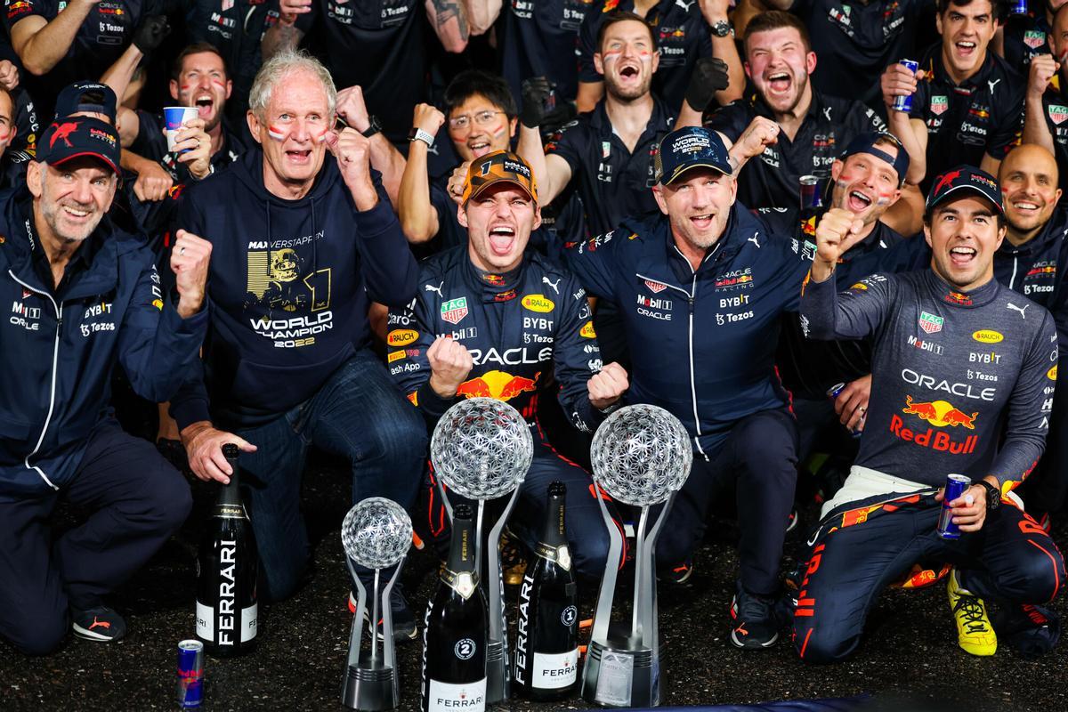 VERSTAPPEN Max (ned), Red Bull Racing RB18, NEWEY Adrian (gbr), Chief Technical Officer of Red Bull Racing, MARKO Helmut (aut), Drivers’ Manager of Red Bull Racing, HORNER Christian (gbr), Team Principal of Red Bull Racing, PEREZ Sergio (mex), Red Bull Racing RB18, portrait during the Formula 1 Honda Japanese Grand Prix 2022, 18th round of the 2022 FIA Formula One World Championship from Octobre 7 to 9, 2022 on the Suzuka International Racing Course, in Suzuka, Mie Prefecture, Japan - Photo Florent Gooden / DPPI AFP7 09/10/2022 ONLY FOR USE IN SPAIN