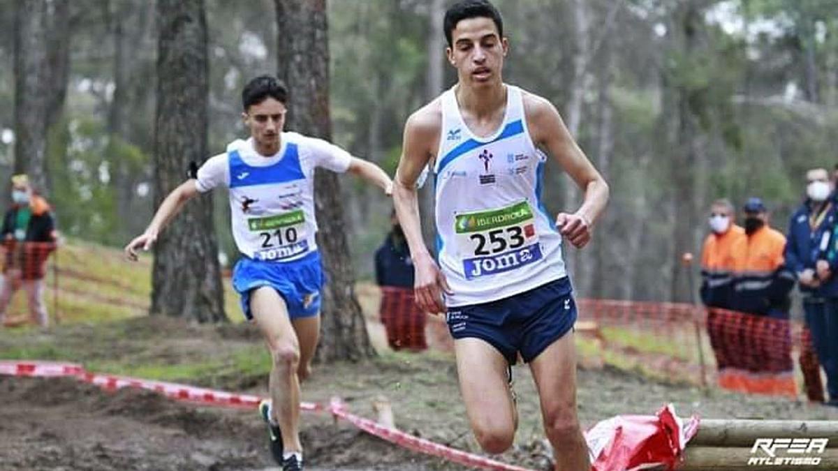 El atleta del Playas de Castellón, por delante de su gran rival, el aragonés Pol Oriach. |  // RFEA